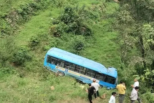हिमाचल : 150 मीटर गहरी खाई में गिरी सरकारी बस, 5 की मौत, 8 घायल
